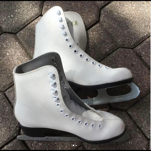 CCM Shoes - CCM Ladies Figure Skates Size 5